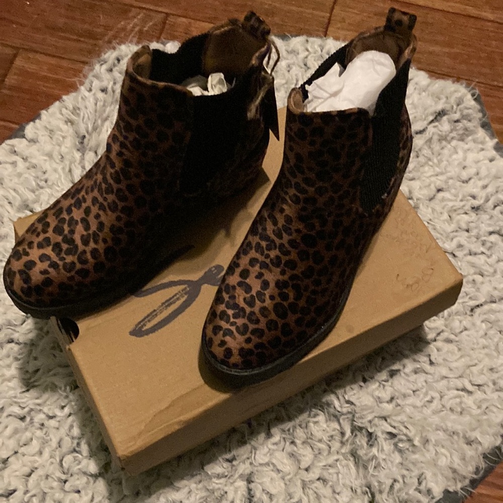 SUPER ADORABLE LEOPARD PRINT BOOTS!